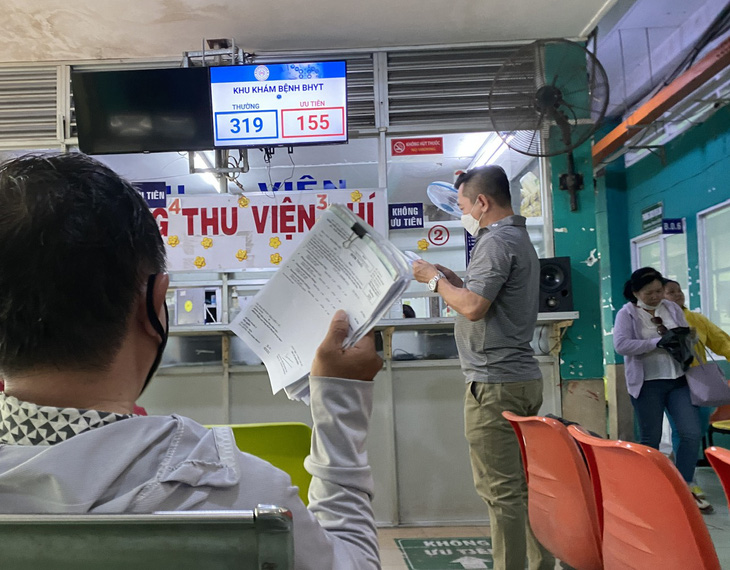 Bệnh nhân khám chữa bệnh chờ đóng tiền tại Bệnh viện Phú Nhuận, TP.HCM - Ảnh: TỰ TRUNG