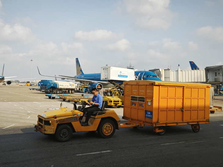 Ngành hàng không Việt Nam tiếp tục chuyển đổi xu hướng sử dụng nhiên liệu xanh. Trong ảnh: máy bay đang nạp nhiên liệu tại Tân Sơn Nhất - Ảnh: CÔNG TRUNG