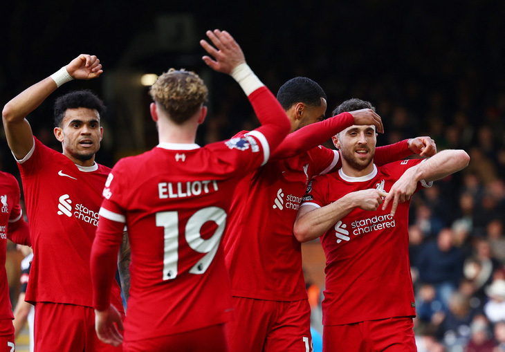 Niềm vui của các cầu thủ Liverpool sau khi ghi bàn vào lưới Fulham - Ảnh: REUTERS