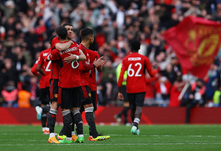 Niềm vui của Man United sau khi vượt qua các cầu thủ Conventry ở bán kết cúp FA - Ảnh: REUTERS