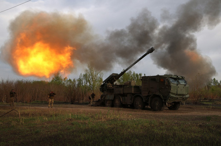Lực lượng Ukraine khai hỏa ở khu vực Kharkov, miền đông nước này, ngày 21-4 - Ảnh: AFP