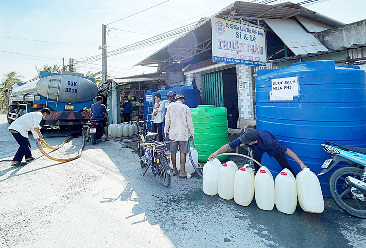 Xe bồn của chị Kim châm nước sạch vào các điểm “Nước sạch miễn phí” ở Tân Phước (Gò Công Đông)