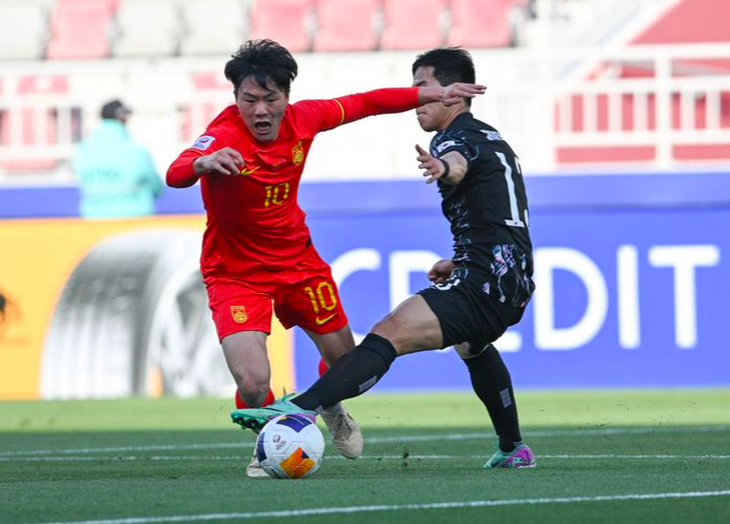 U23 Trung Quốc (trái) gây thất vọng tại Giải U23 châu Á 2024 - Ảnh: AFC