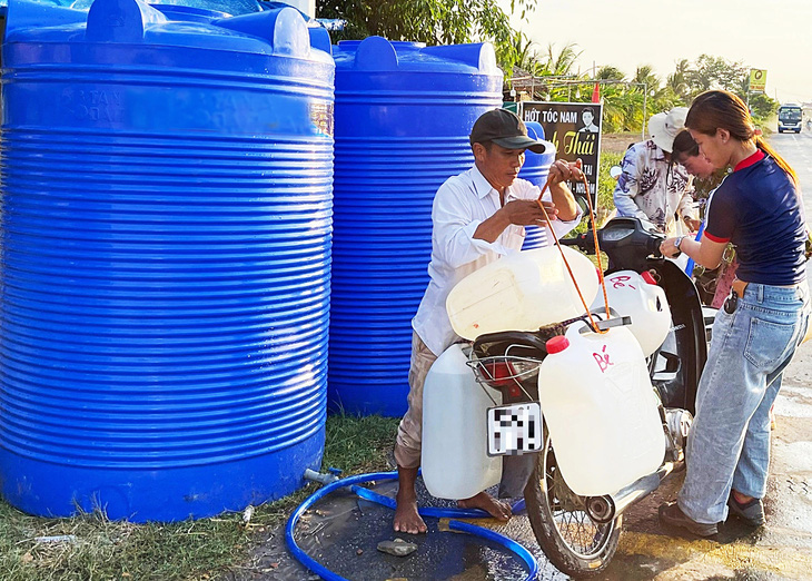 Người dân vùng khô hạn đến lấy nước sạch miễn phí về sử dụng