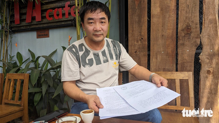 Ông Nguyễn Hữu Dương cùng đơn kiến nghị lên Sở Y tế tỉnh Thừa Thiên Huế về việc Bệnh viện Giao thông vận tải Huế không được hưởng nghị định 05-2023 về phụ cấp nghề ngành y tế - Ảnh: NHẬT LINH