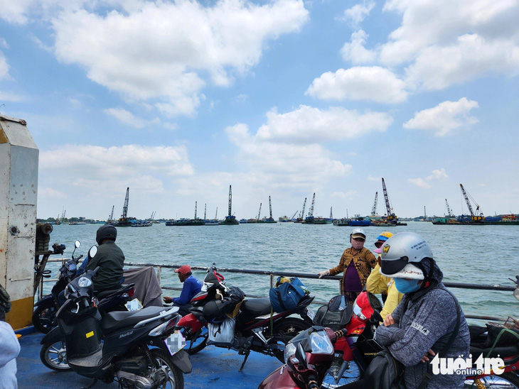 Sông Tiền dài 1,8km là ranh giới giữa hai tỉnh An Giang và Đồng Tháp. Trong đó, An Giang quản lý mặt sông 796m, còn lại hơn 1km do Đồng Tháp quản lý 