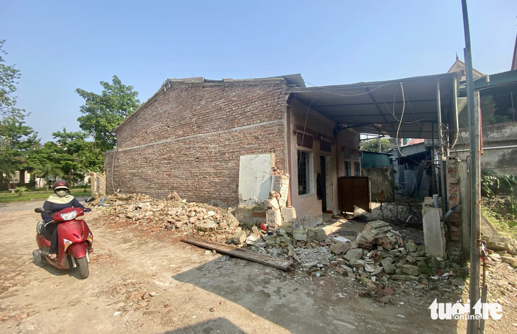 Hai căn nhà của thầy cô đã nghỉ hưu chưa được giải tỏa nằm trong khuôn viên Trường THPT Dân tộc nội trú Nghệ An - Ảnh: DOÃN HÒA