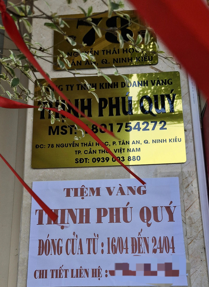 Tiệm vàng trên đường Nguyễn Thái Học, quận Ninh Kiều, Cần Thơ thông báo thời gian đóng cửa - Ảnh: LÊ DÂN