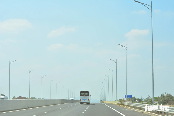 Hệ thống chiếu sáng tại nút giao cao tốc Phan Thiết - Dầu Giây với tỉnh lộ 765 tại huyện Xuân Lộc, Đồng Nai - Ảnh: ĐỨC TRONG