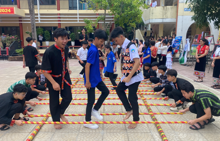 Học sinh Trường THPT Dân tộc nội trú Nghệ An trong một giờ sinh hoạt ngoài giờ lên lớp - Ảnh: DOÃN HÒA