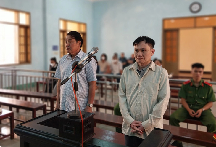 Cựu giám đốc Sở Giáo dục và Đào tạo Gia Lai Nguyễn Tư Sơn (trái) và bị cáo Trương Quý Sửu tại phiên tòa sơ thẩm ngày 22-4-2024 - Ảnh: N.T. 