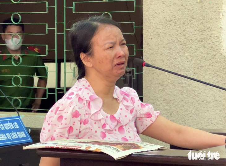 Bị cáo Trần Thị Hiền khóc nức nở tại tòa - Ảnh: DANH TRỌNG