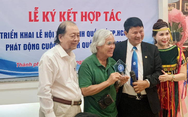 Ông Đoàn Hoài Trung (thứ hai từ phải qua) - chủ tịch Hội Nhiếp ảnh TP.HCM, nhiếp ảnh gia Nick Út (thứ hai từ trái qua) cùng các đại biểu tại buổi công bố Lễ hội nhiếp ảnh quốc tế TP.HCM 2024 - Ảnh: HOÀI PHƯƠNG