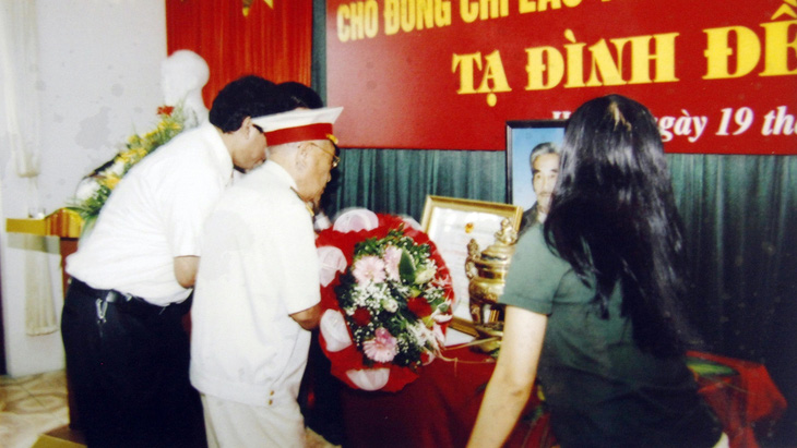 Đồng đội lên tặng hoa cho di ảnh Tạ Đình Đề trong Lễ truy tặng Huân chương Độc lập hạng 3 cho ông sau khi ông đã mất - Ảnh gia đình cung cấp
