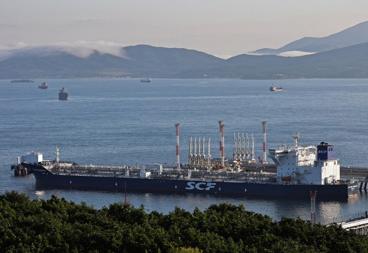 Tàu chở dầu Vladimir Arsenyev tại vịnh Nakhodka, Nga - Ảnh: REUTERS