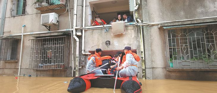 Lực lượng cứu hộ đang sơ tán những người dân bị mắc kẹt sau trận mưa lớn hôm 20-4 tại thành phố Thiều Quan, tỉnh Quảng Đông - Ảnh: TÂN HOA XÃ