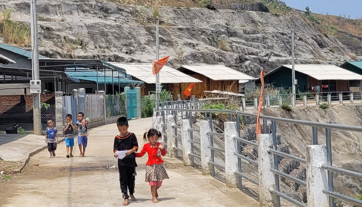 Con đường bê tông trong khu tái định cư bản Nà Ón, xã Trung Lý, huyện Mường Lát thiếu cây xanh bóng mát 