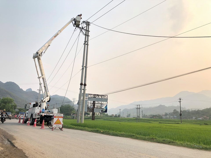 Ngành điện lực Sơn La tập trung khắc phục hậu quả để cấp điện trở lại cho người dân Phù Yên, Bắc Yên - Ảnh: EVNPC Sơn La