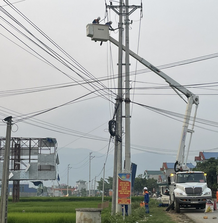 Ngành điện Sơn La đang khắc phục các sự cố do mưa lớn và lốc xoáy