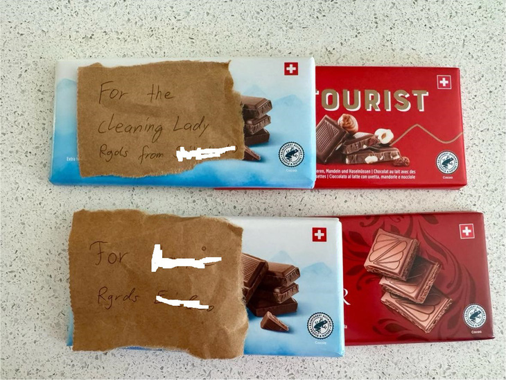 Chocolate khách gửi tặng chủ nhà và người dọn dẹp - Ảnh: NVCC