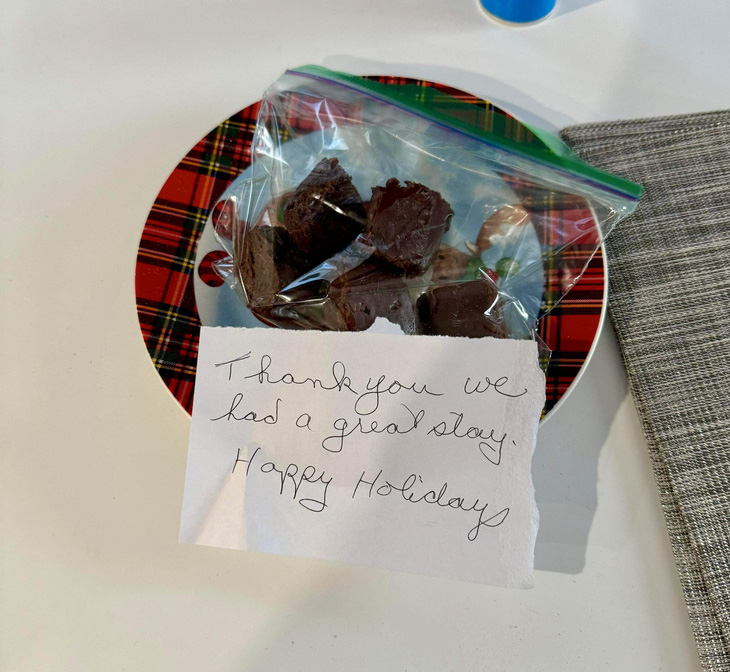 Một lần khác, anh Khánh Vũ nhận được chocolate và thư cảm ơn do khách gửi tặng - Ảnh: NVCC