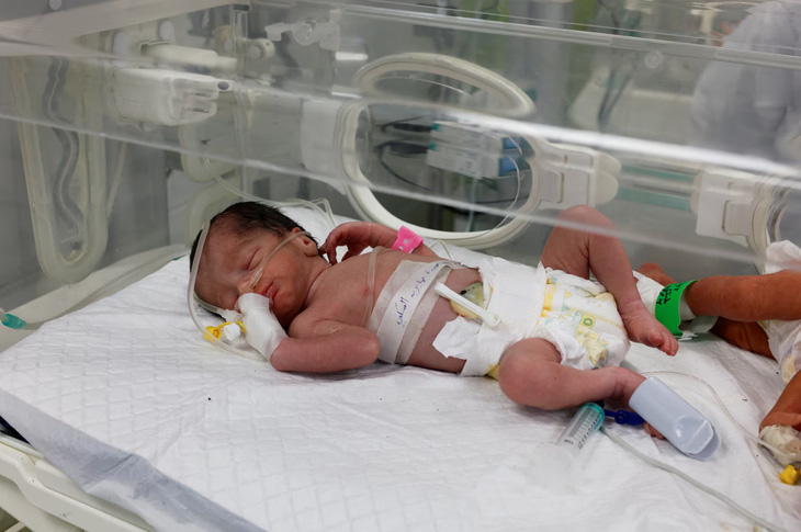 Thai nhi hiện đang được chăm sóc tại bệnh viện Kuwait ở thành phố Rafah - Ảnh: REUTERS
