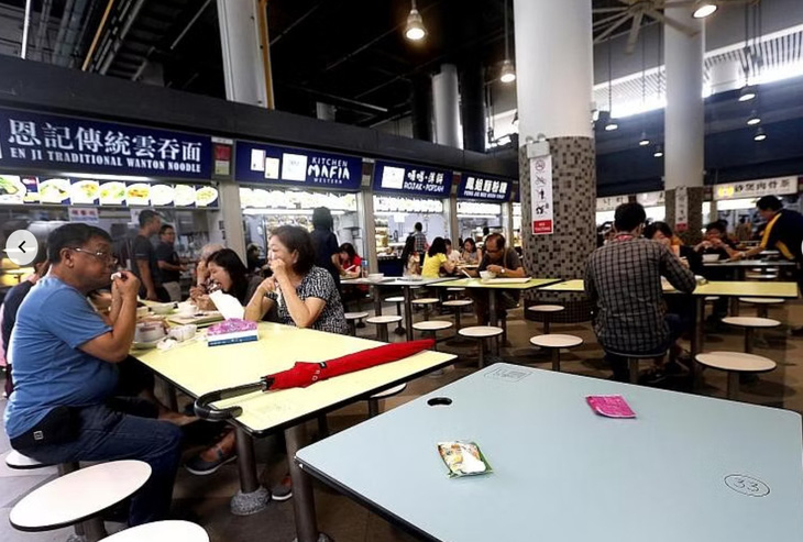 Du khách nên nắm quy tắc chope-ing - xí chỗ - khi đặt chân đến các khu chợ ẩm thực ở Singapore - Ảnh: THE STRAIT TIMES