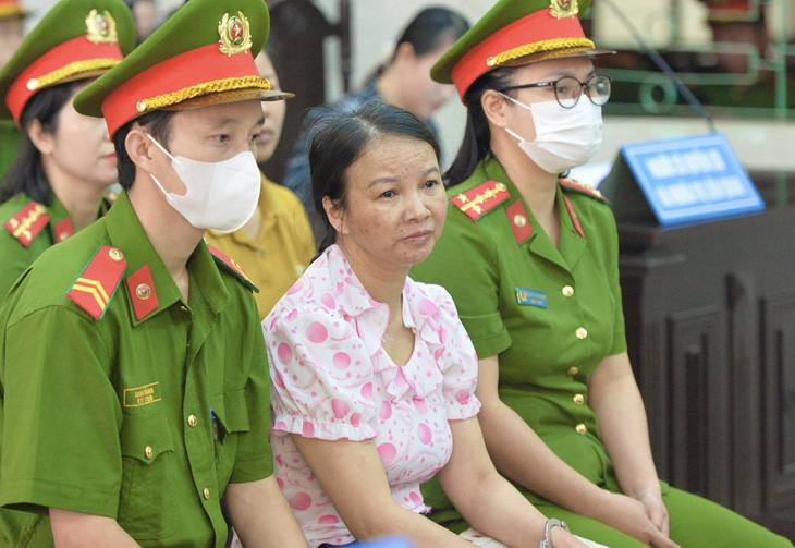 Bị cáo Trần Thị Hiền trong phiên tòa chiều 22-4 - Ảnh: DANH TRỌNG