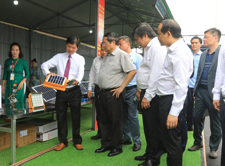 Thủ tướng Phạm Minh Chính xem sản phẩm công nghệ điện mặt trời tại Triển lãm công nghiệp xanh quốc tế Lạng Sơn 2024