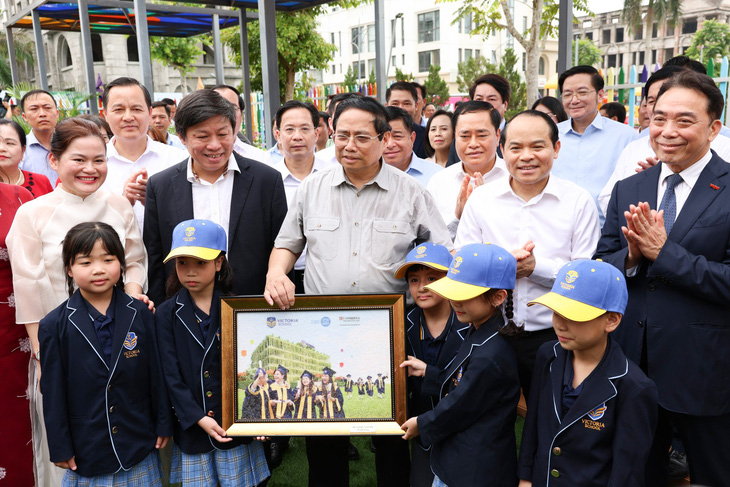 Các em học sinh Trường mầm non Song ngữ quốc tế Victoria Mailand Hoàng Đồng tặng tranh lưu niệm cho Thủ tướng Phạm Minh Chính