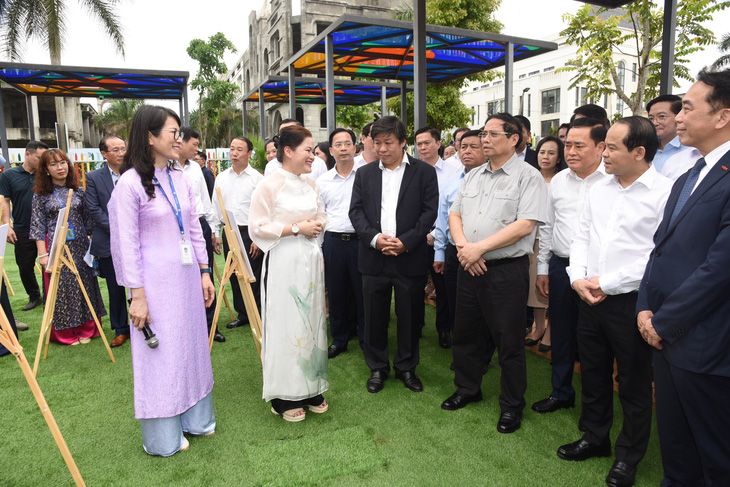 Thủ tướng Phạm Minh Chính nghe giới thiệu về Trường mầm non Song ngữ quốc tế Victoria Mailand Hoàng Đồng