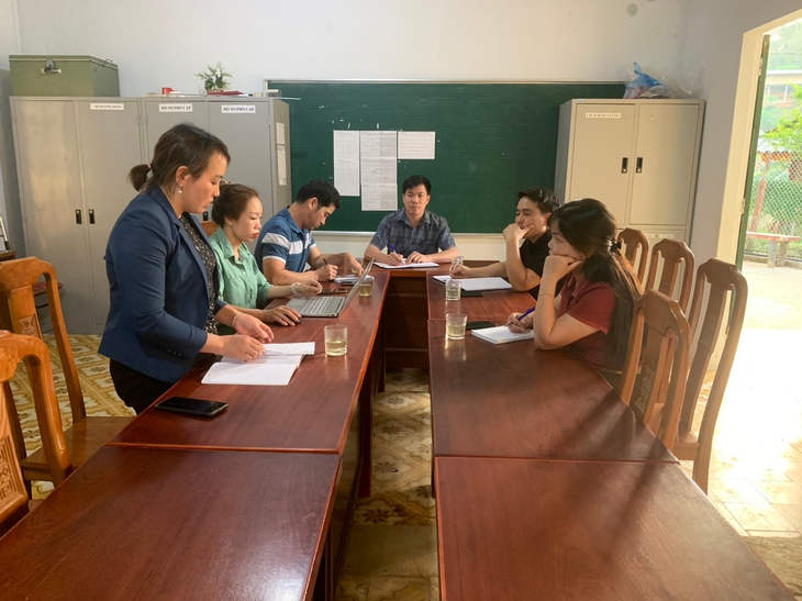Lãnh đạo Phòng Giáo dục và Đào tạo huyện Mù Cang Chải làm việc với ban giám hiệu và cô giáo Giàng Thị Sáng - Ảnh: Phòng GD-ĐT Mù Cang Chải