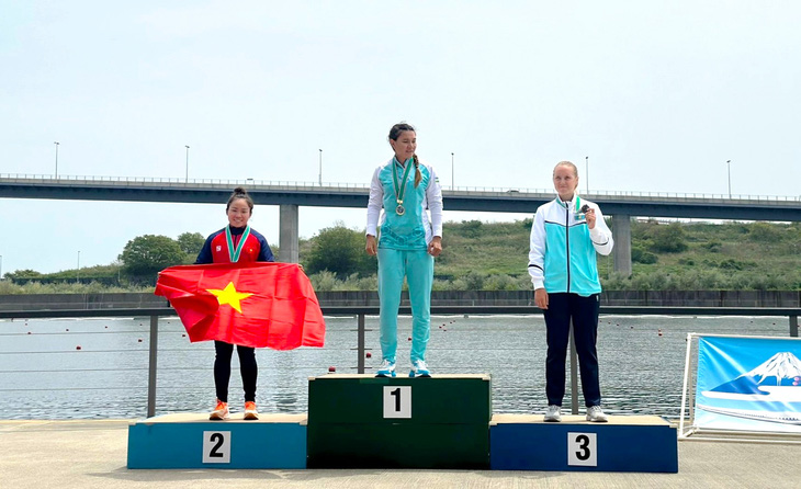 Nguyễn Thị Hương (ngoài cùng, bên trái) mang về suất dự Olympic Paris 2024 môn canoeing - Ảnh: TTVN