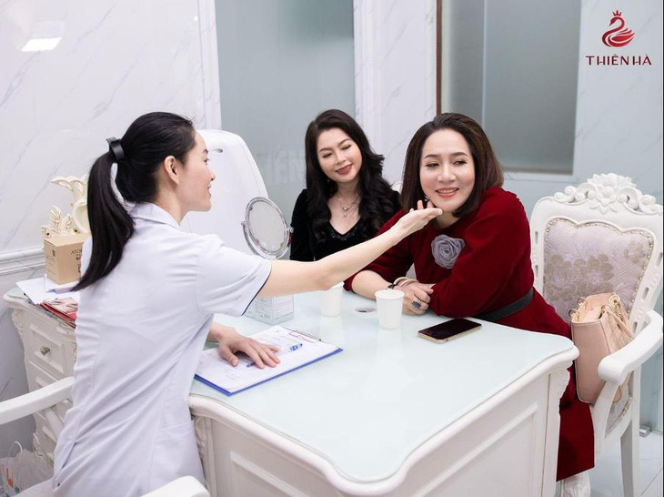 Đội ngũ bác sĩ Thiên Hà tư vấn cho khách hàng