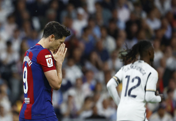 Lewandowski và Barcelona chỉ biết tiếc nuối khi đánh mất lợi thế - Ảnh: REUTERS