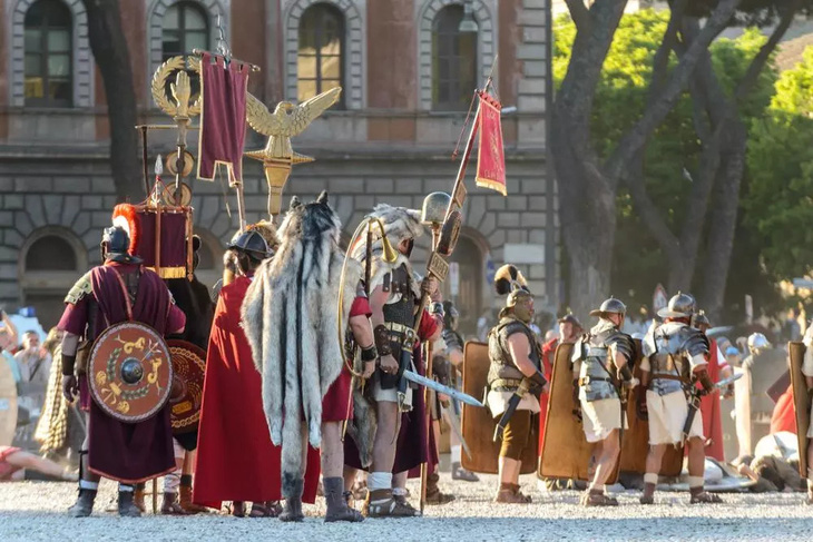 Đoàn người diễu hành trong trang phục truyền thống tái hiện lại một số sự kiện lịch sử và các lễ nghi truyền thống nhân kỷ niệm ngày thành lập thành phố vào sáng 21-4 - Ảnh: WANTED IN ROME