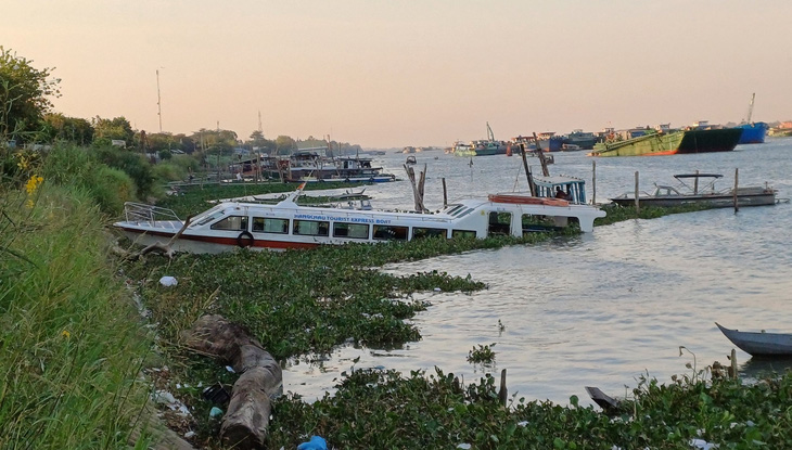 Vụ tai nạn tàu trên sông Tiền làm chết một người - Ảnh: MINH KHANG