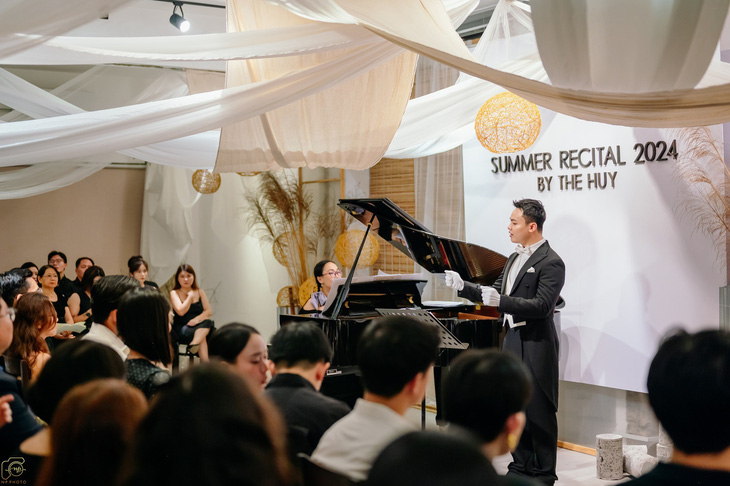 Thế Huy tự tin trình diễn và dẫn dắt trước khán giả trong đêm recital tạm biệt Việt Nam - Ảnh - MINH NHẬT
