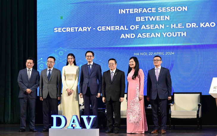 Tổng thư ký ASEAN Kao Kim Hourn (thứ ba từ phải sang) chụp ảnh cùng các đại biểu tham dự đối thoại - Ảnh: HỒNG NGUYỄN