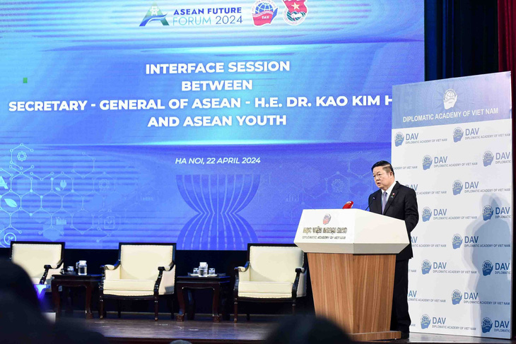 Tổng thư ký ASEAN Kao Kim Hourn phát biểu, nhấn mạnh vai trò quan trọng của thanh niên trong tương lai ASEAN - Ảnh: HỒNG NGUYỄN