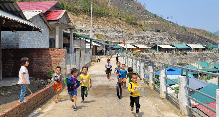 Trẻ em ở khu tái định cư bản Nà Ón, xã Trung Lý, huyện Mường Lát (Thanh Hóa) chơi đùa trên đường bê tông giữa ngày nắng nóng thiếu bóng cây xanh - Ảnh: HÀ ĐỒNG