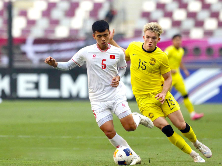 Lối chơi của Lê Nguyên Hoàng tạo sự an tâm cho U23 Việt Nam - Ảnh: VFF