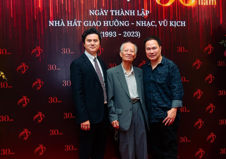 Nghệ sĩ Tạ Bôn (giữa) cùng nhạc trưởng Lê Ha My và nhạc sĩ Việt Anh - Ảnh: Lê Ha My cung cấp