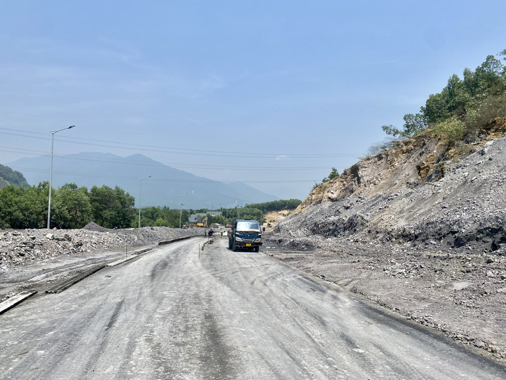 Huyện Hòa Vang đã có những động thái chấn chỉnh tình trạng mang đất ra khỏi khu vực dự án được phê duyệt tại dự án đường vành đai phía Tây - Ảnh: TRƯỜNG TRUNG