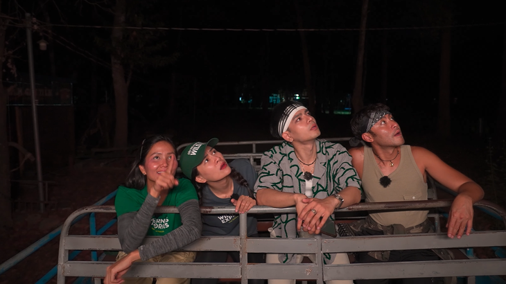 H'Hen Niê, Hà Nhi, SSay Huỳnh, Dustin Phúc Nguyễn (từ trái qua) ngắm thú đêm ở Vườn quốc gia Cát Tiên - 