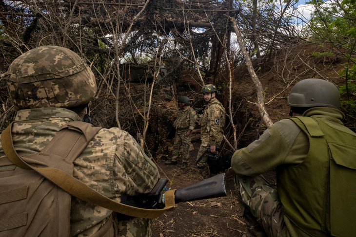 Quân nhân Ukraine thuộc Lữ đoàn cơ giới riêng biệt số 22 ở ngoại ô Chasiv Yar, Ukraine, ngày 19-4 - Ảnh: REUTERS