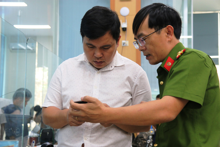 Lực lượng công an tỉnh Thừa Thiên Huế hỗ trợ người dân đăng ký lý lịch tư pháp qua hệ thống VNeID - Ảnh: NHẬT LINH