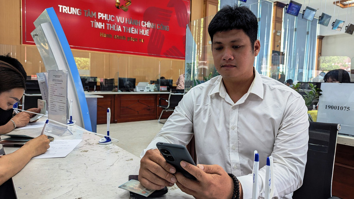 Một người dân ở Thừa Thiên Huế đến Trung tâm hành chính công tỉnh để được hướng dẫn thực hiện các bước khai báo lý lịch tư pháp qua hệ thống VNeID - Ảnh: NHẬT LINH