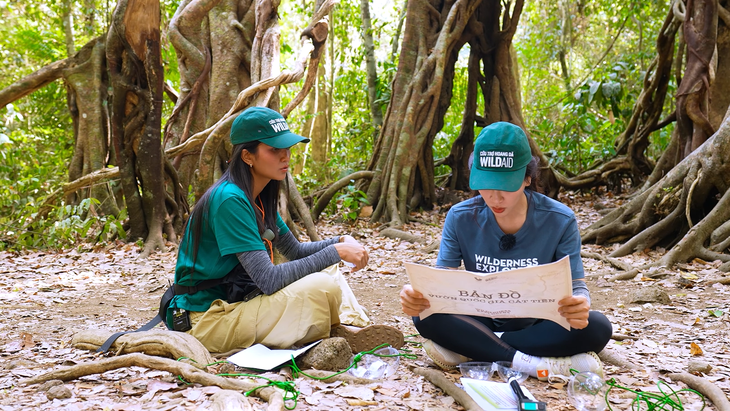 H'Hen Niê (bìa trái) và Hà Nhi giải các thử thách của chương trình trong rừng 