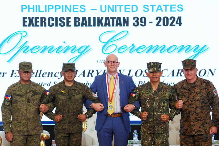 Các chỉ huy Philippines, Mỹ và đại diện Đại sứ quán Mỹ tại lễ khởi động cuộc tập trận chung Balikatan 2024 tại Manila (Philippines) vào ngày 22-4 - Ảnh: Reuters